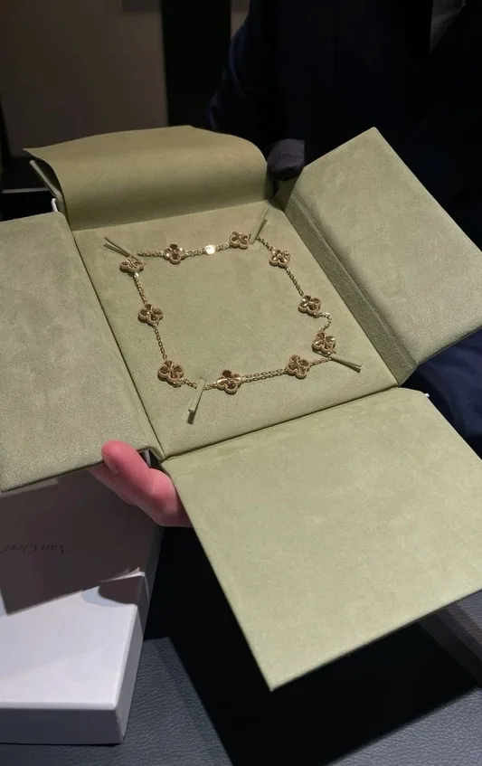 Premium VC Gift Packaging For Multi Clover Necklace